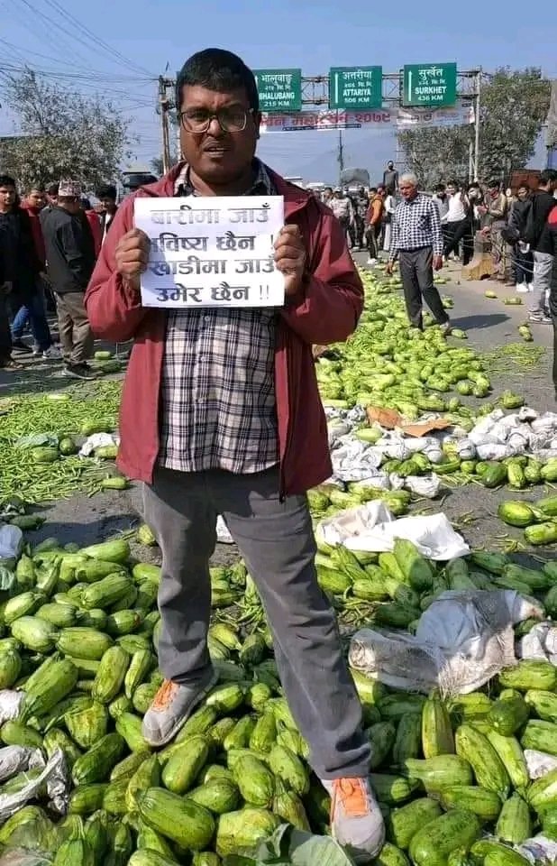 आज नेपालको पश्चिम तराईको यो तस्बिरमा प्ले कार्ड पढ्दा यो मन गह्र’गो भएर आयो। 
जय नेपाल आमाका राजनैतिक नेता गण !!!