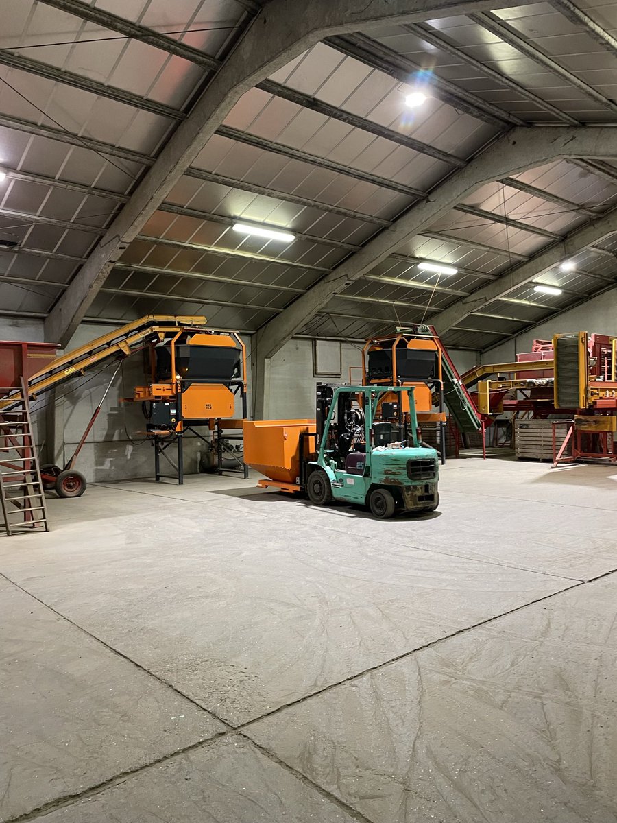 BasDijke's tweet photo. In België kwam ik deze machines tegen. De @VHMMACHINERY MonoFilrPro inzetten waarvoor hij echt ontwikkeld is; gekoppeld voor hoge capaciteit tijdens de oogst en los van elkaar tijdens het verwerken om op 2 plekken onafhankelijk kisten en bigbags te vullen. Flexibiliteit ten top! https://t.co/WGnzbgUkTp