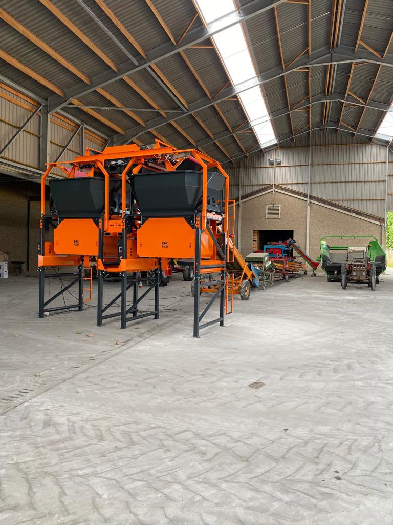 BasDijke's tweet photo. In België kwam ik deze machines tegen. De @VHMMACHINERY MonoFilrPro inzetten waarvoor hij echt ontwikkeld is; gekoppeld voor hoge capaciteit tijdens de oogst en los van elkaar tijdens het verwerken om op 2 plekken onafhankelijk kisten en bigbags te vullen. Flexibiliteit ten top! https://t.co/WGnzbgUkTp