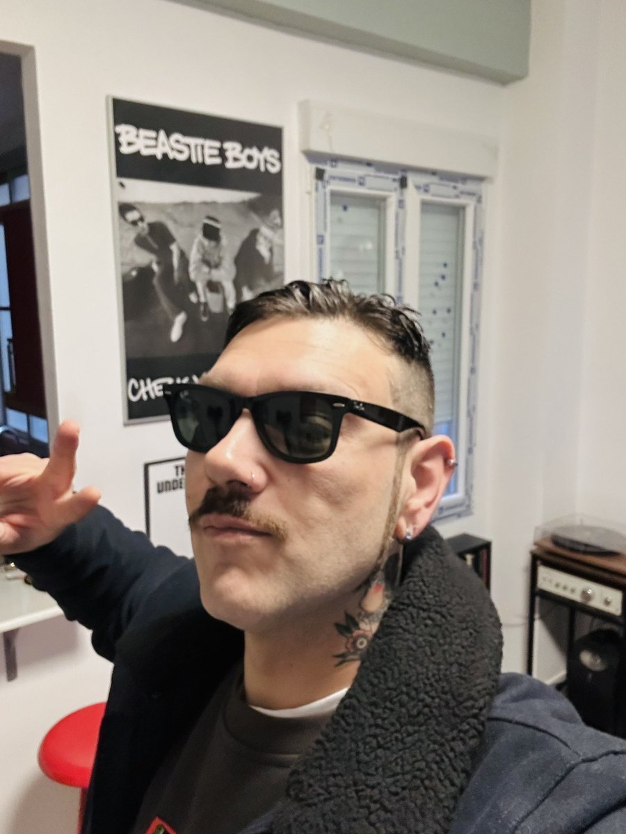 Nega_Maiz's tweet photo. - ¿Por qué tan elegante Homero?
- Hoy empezamos la gira muchacho que vuelva Yugoslavia hijos de putaaa 🚐💨
#YesFutureTour23
#LCDMIsForTheChildren
#Since2005 https://t.co/O2OqhHn19u
