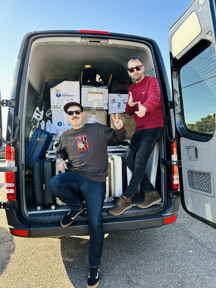 Nega_Maiz's tweet photo. - ¿Por qué tan elegante Homero?
- Hoy empezamos la gira muchacho que vuelva Yugoslavia hijos de putaaa 🚐💨
#YesFutureTour23
#LCDMIsForTheChildren
#Since2005 https://t.co/O2OqhHn19u