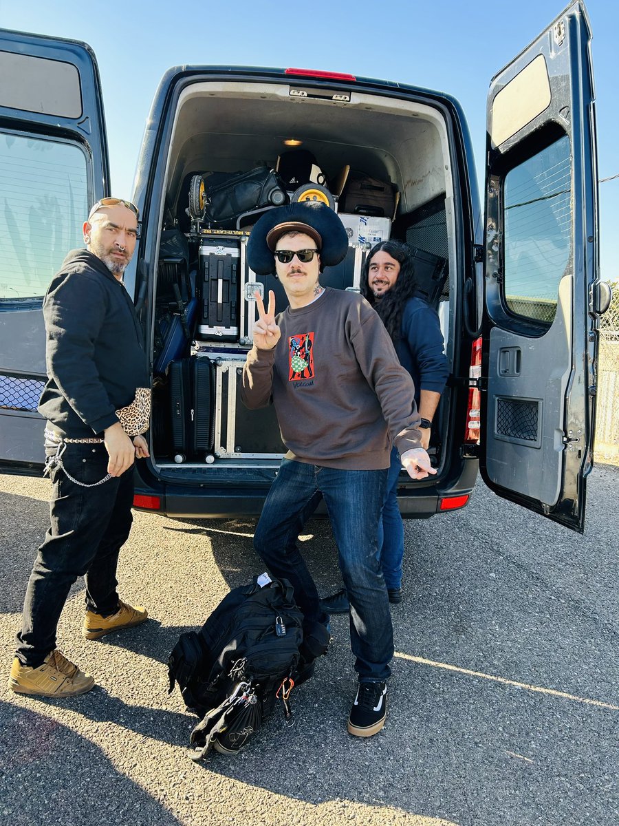 Nega_Maiz's tweet photo. - ¿Por qué tan elegante Homero?
- Hoy empezamos la gira muchacho que vuelva Yugoslavia hijos de putaaa 🚐💨
#YesFutureTour23
#LCDMIsForTheChildren
#Since2005 https://t.co/O2OqhHn19u