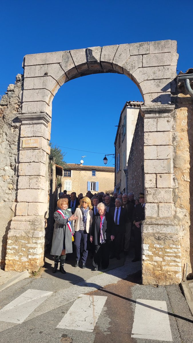 Prefet83's tweet photo. #Visite |  🇨🇵 Dominique Faure, ministre déléguée aux collectivités territoriales et à la ruralité, est à Régusse.
✅️ Valorisation du patrimoine, développement du territoire, accompagnement des projets locaux sont au cœur des échanges avec les élus et les acteurs de terrain. https://t.co/7pOAA9TK5K