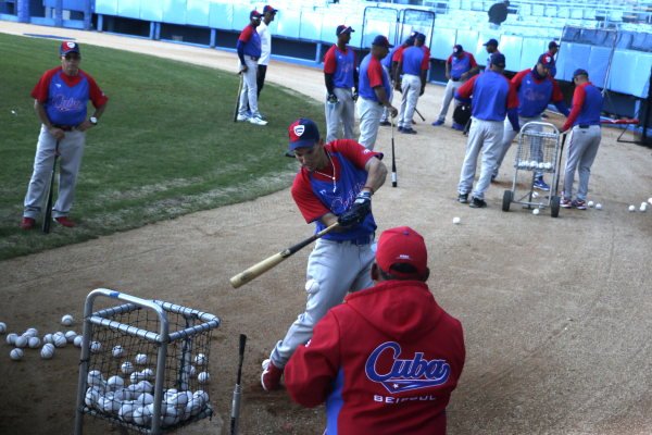 Hoy será abanderado #ElCubaClasico, que viaja el domingo rumbo a #Japon. 
#Cuba #Beisbol #BeisbolCubano