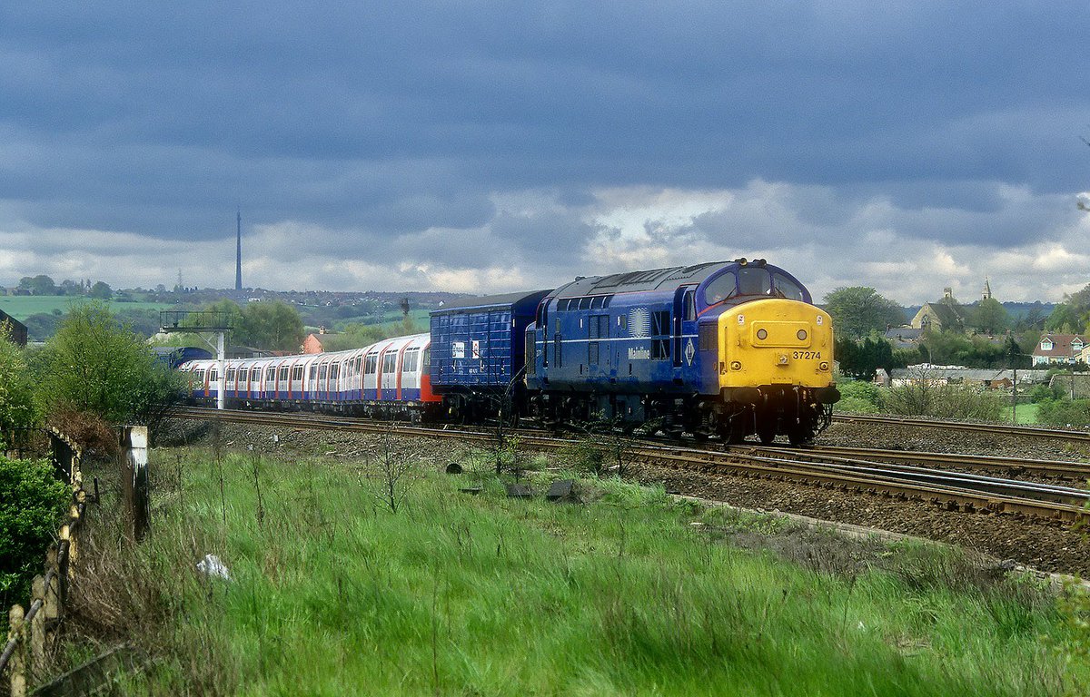 pacorrie's tweet photo. Under somewhat difficult lighting conditions 37274 10/5/96. 8x10 departs from Procor works Horbury to where I believe destination Ruislip #mainlineblue #class37 #trainsspotting #undergroundstock #horbury https://t.co/1JHAqzUAtD