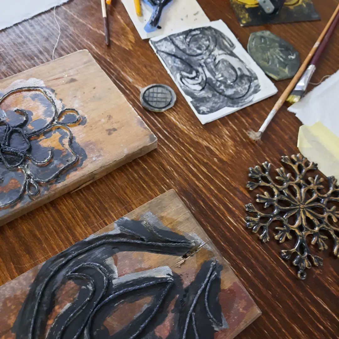 GlosCivicTrust's tweet photo. Beautiful printing inspired by the Tudor wall art in the @thefolkofglos 
Join the group each week on a Friday creating a piece of community art.
#Gloucester #NationalLottery #HeritageFund #HeritageIsOpen
#NationalLottery #Gloucester #Heritage #GloucesterCivicTrust #Community #art https://t.co/UjN0SxXhFi