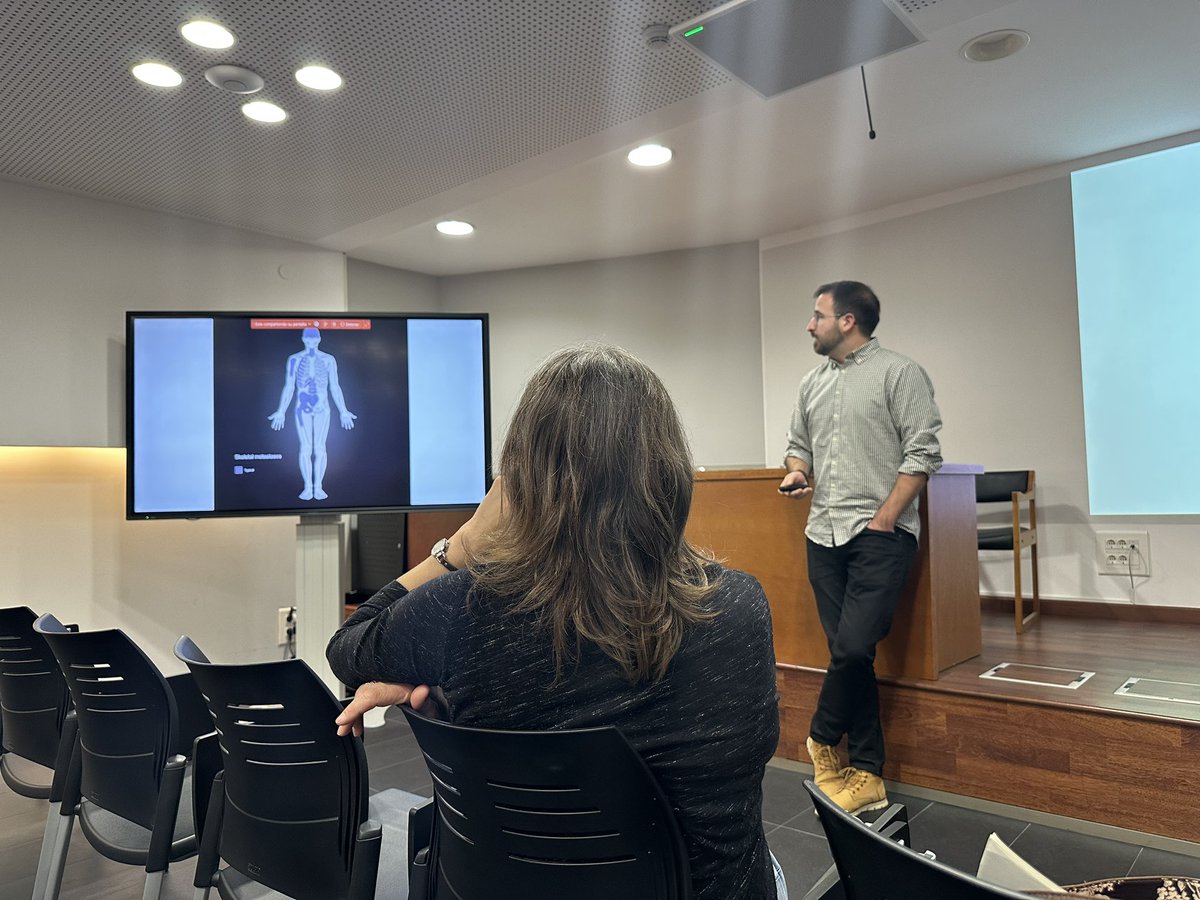 teresamgx's tweet photo. Sessió bimensual de la @SCReuma amb participació gironina: moderació Dra Marta Valls @htrueta @iasgirona i presentació de la vinyeta clínico-RX Dr Xavier Gonzàlez @_ssibe. https://t.co/cMz3YxlvN1