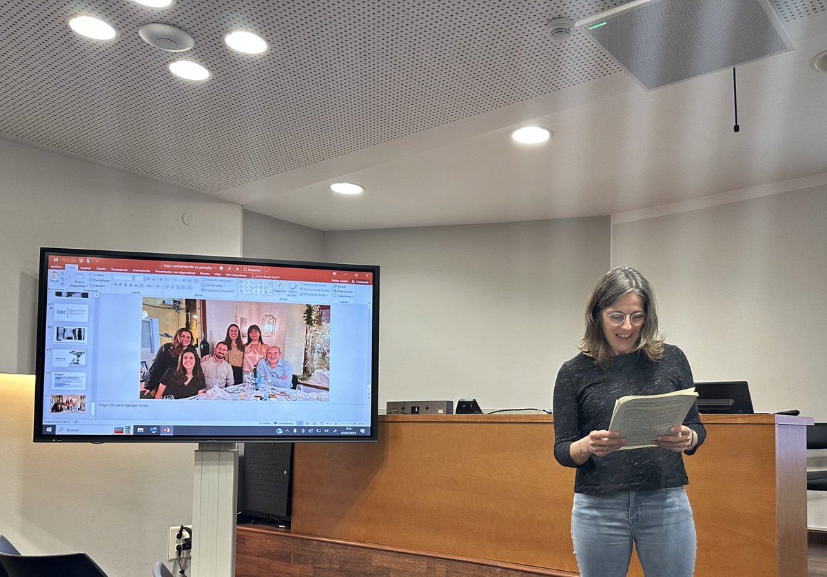 teresamgx's tweet photo. Sessió bimensual de la @SCReuma amb participació gironina: moderació Dra Marta Valls @htrueta @iasgirona i presentació de la vinyeta clínico-RX Dr Xavier Gonzàlez @_ssibe. https://t.co/cMz3YxlvN1