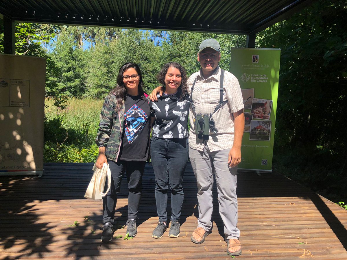 centrohumedales's tweet photo. Carla Llanos y Nahomi Figueroa, del colectivo Pajaronas Valdivia, resultaron ganadoras de la 7ma versión del Concurso Pajareo Extremo, que se realiza todos los años en el marco del #DiaMundialDeLosHumedales. Ayer les entregamos su premio, felicitaciones!!! #ValdiviaCL #CEHUM https://t.co/V7cZSPmpH4