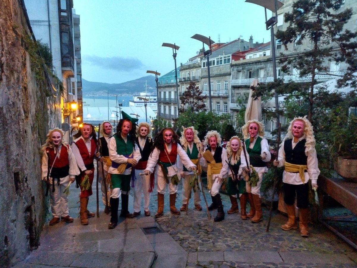 OMerdeiro's tweet photo. Apenas quedan 2 semanas para a chegada do #Entroido2023. O #Merdeiro vagará polas rúas da zona vella de #Vigo amolando coma de costume o venres, domingo e martes de #Entroido: os vindeiros días 17, 19 e 21 de febreiro. Coñece máis da figura na nosa web: https://t.co/PfFdRCJHal 🎭 https://t.co/0VPzbsL9RC