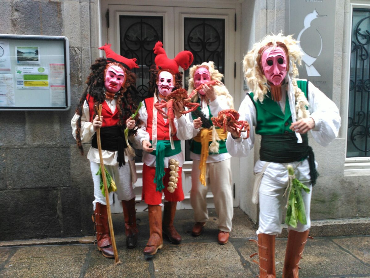 OMerdeiro's tweet photo. Apenas quedan 2 semanas para a chegada do #Entroido2023. O #Merdeiro vagará polas rúas da zona vella de #Vigo amolando coma de costume o venres, domingo e martes de #Entroido: os vindeiros días 17, 19 e 21 de febreiro. Coñece máis da figura na nosa web: https://t.co/PfFdRCJHal 🎭 https://t.co/0VPzbsL9RC