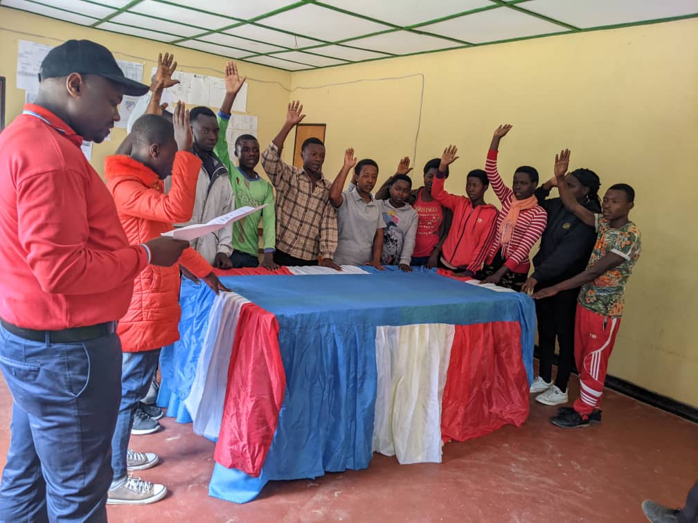 TwumbaS's tweet photo. Urubyiruko  107 #Twumba @KarongiDistr nyuma yo gusobanurirwa amavu n'amavuko RPF INKOTANYI biyemeje Gutera intambwe idasubira ni igikorwa cyayobowe na NSABIMANA THEOPHILE (Chairman wa RPF) 
KUKO U RWANDA RUKWIYE IBYIZA  
@rpfinkotanyi
@HabitegekoFran1
@mukarutesiv https://t.co/xukAA43IAj