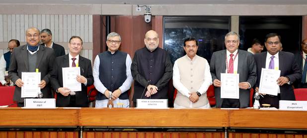 MinOfCooperatn's tweet photo. A historic MoU has been signed by the Ministry of Cooperation, Ministry of Electronics &amp; Information Technology, NABARD, and CSC e-Governance Services India Limited. 

The MoU empowers PACS to deliver services provided by CSC.

@PMOIndia 
@AmitShahOffice 
@AshwiniVaishnaw https://t.co/0V7POWp7nz
