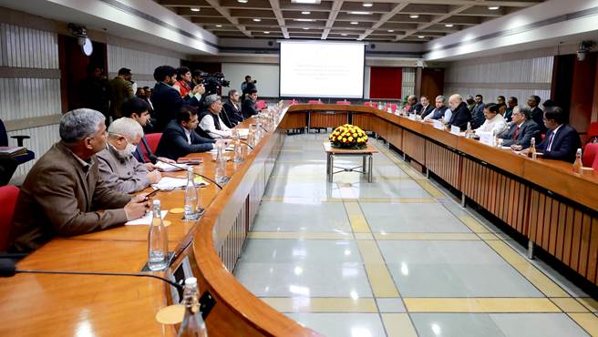 MinOfCooperatn's tweet photo. A historic MoU has been signed by the Ministry of Cooperation, Ministry of Electronics &amp; Information Technology, NABARD, and CSC e-Governance Services India Limited. 

The MoU empowers PACS to deliver services provided by CSC.

@PMOIndia 
@AmitShahOffice 
@AshwiniVaishnaw https://t.co/0V7POWp7nz