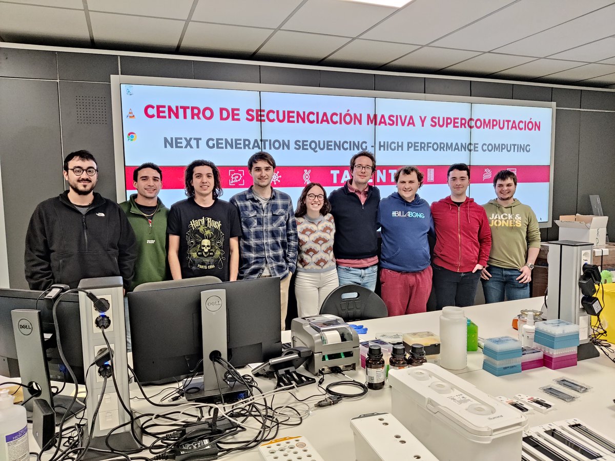 NASERTIC's tweet photo. #NASERTIC con las vocaciones #STEM
Ayer estudiantes del Máster en Métodos Computacionales de la @unav visitaron las instalaciones y los proyectos que se llevan a cabo dentro del Centro de Secuenciación Masiva de @NASERTIC de la mano de nuestro compañero Igor Ruiz de Mozos https://t.co/8S8Gog9don