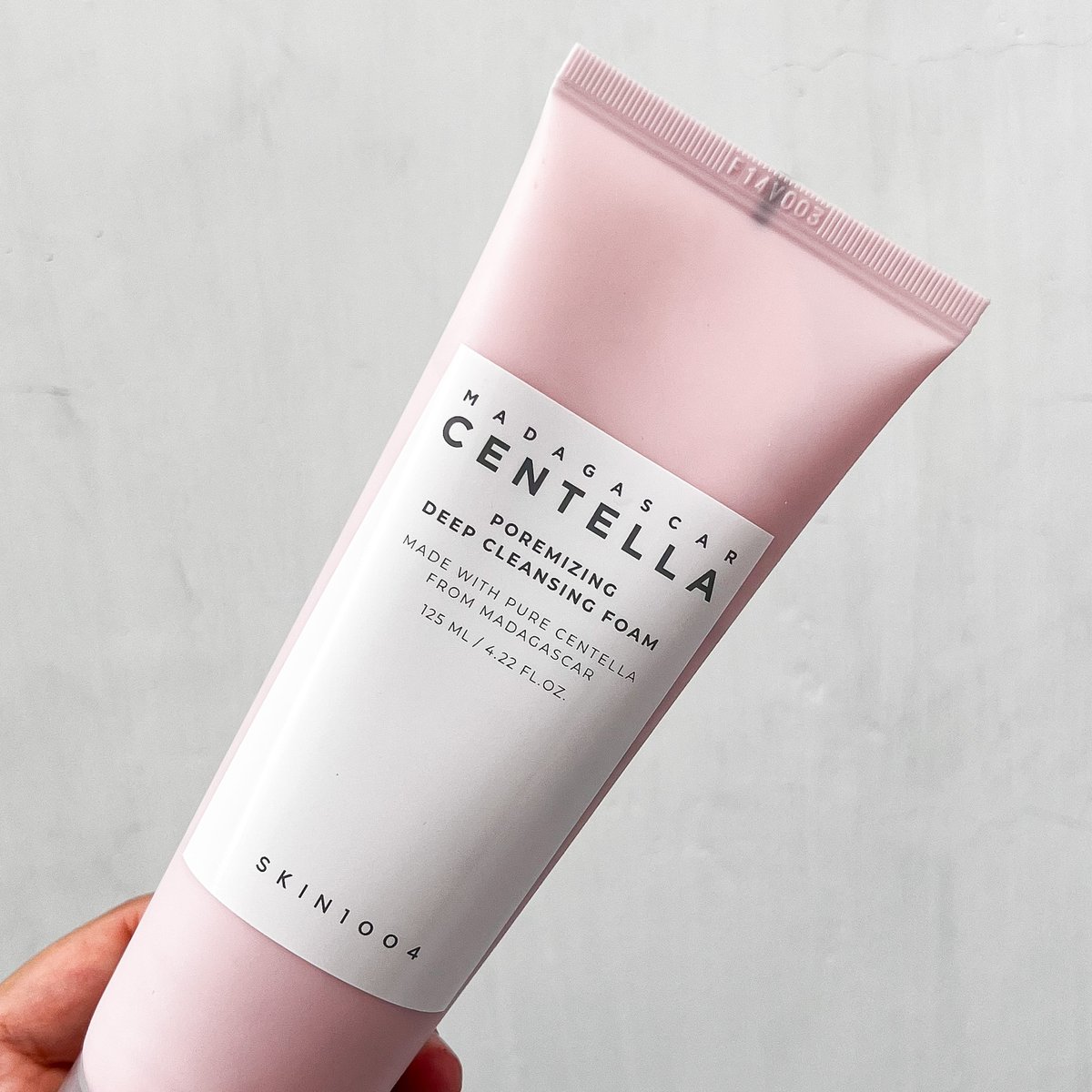 rahewlss's tweet photo. β MADAGASCAR CENTELLA POREMIZING DEEP CLEANSING FOAM
Suka bgt sama teksturnya yg chewy & agak sticky, mirip es krim.
β Cleansing foam ini mengandung Himalayan pink salt + kaolin yg bisa membantu eksfoliasi pori-pori secara mendalam
#centella #facialwash #poremizing https://t.co/7ywb6xEVeh