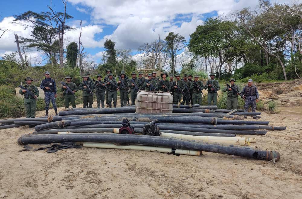 dhernandezlarez's tweet photo. El Parque Nacional Canaima es uno de los 45 parques bajo Régimen Especial de Seguridad donde está prohibida todo tipo de actividad de explotación minera. #FANB desplegada en labores de destrucción de campamentos y estructuras de minería ilegal que violentan las leyes venezolanas! https://t.co/xsrvmgmFL2