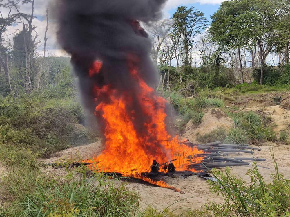 dhernandezlarez's tweet photo. El Parque Nacional Canaima es uno de los 45 parques bajo Régimen Especial de Seguridad donde está prohibida todo tipo de actividad de explotación minera. #FANB desplegada en labores de destrucción de campamentos y estructuras de minería ilegal que violentan las leyes venezolanas! https://t.co/xsrvmgmFL2