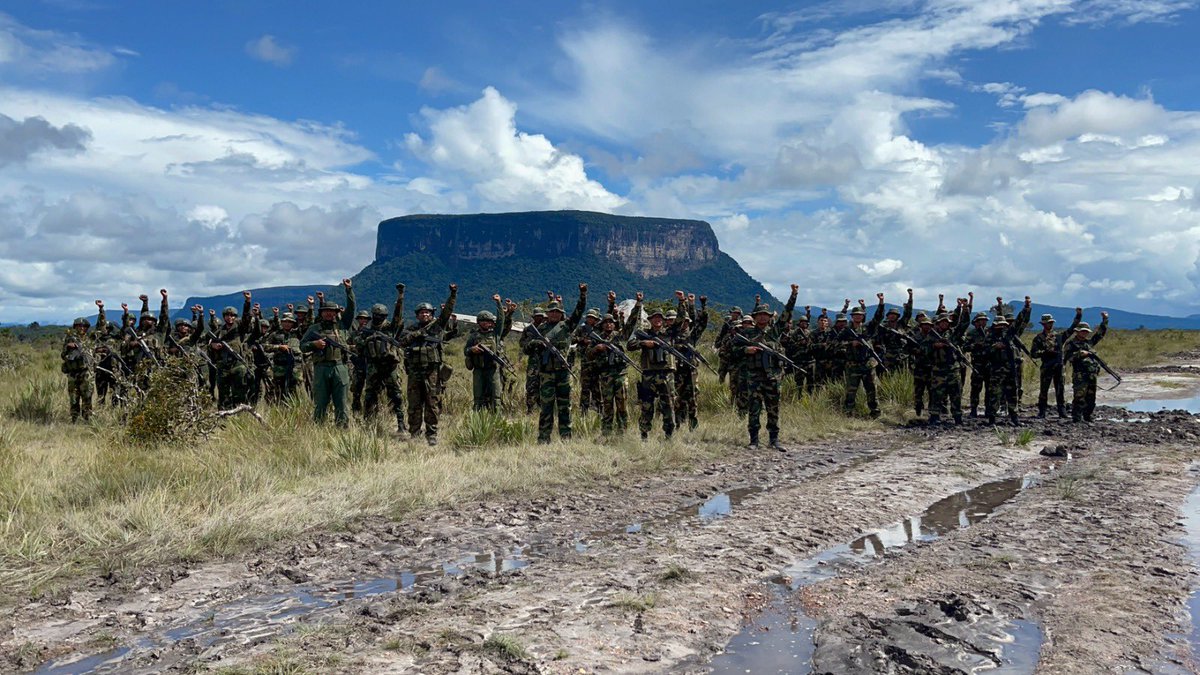dhernandezlarez's tweet photo. El Parque Nacional Canaima es uno de los 45 parques bajo Régimen Especial de Seguridad donde está prohibida todo tipo de actividad de explotación minera. #FANB desplegada en labores de destrucción de campamentos y estructuras de minería ilegal que violentan las leyes venezolanas! https://t.co/xsrvmgmFL2