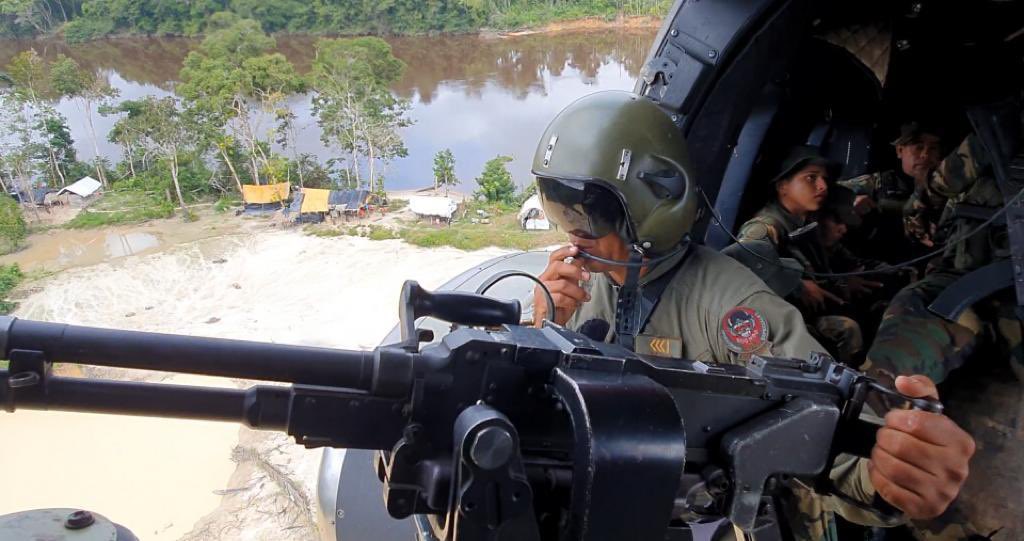 dhernandezlarez's tweet photo. El Parque Nacional Canaima es uno de los 45 parques bajo Régimen Especial de Seguridad donde está prohibida todo tipo de actividad de explotación minera. #FANB desplegada en labores de destrucción de campamentos y estructuras de minería ilegal que violentan las leyes venezolanas! https://t.co/xsrvmgmFL2