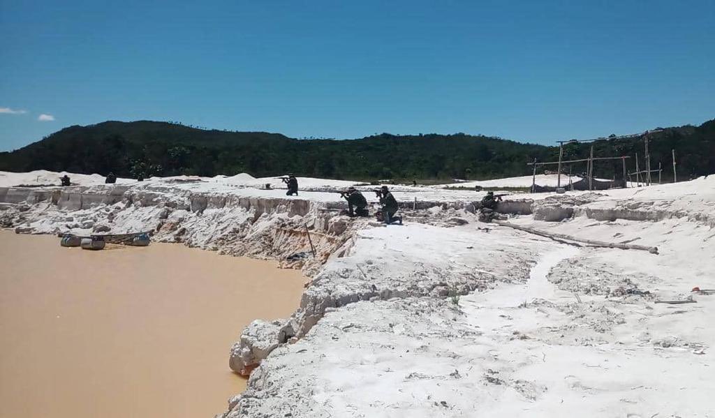 dhernandezlarez's tweet photo. El Parque Nacional Yapacana es uno de los 45 parques bajo Régimen Especial de Seguridad donde está prohibida todo tipo de actividad de explotación minera. #FANB desplegada en labores de destrucción de campamentos y estructuras de minería ilegal que violentan las leyes venezolanas https://t.co/M2Ph415PUR