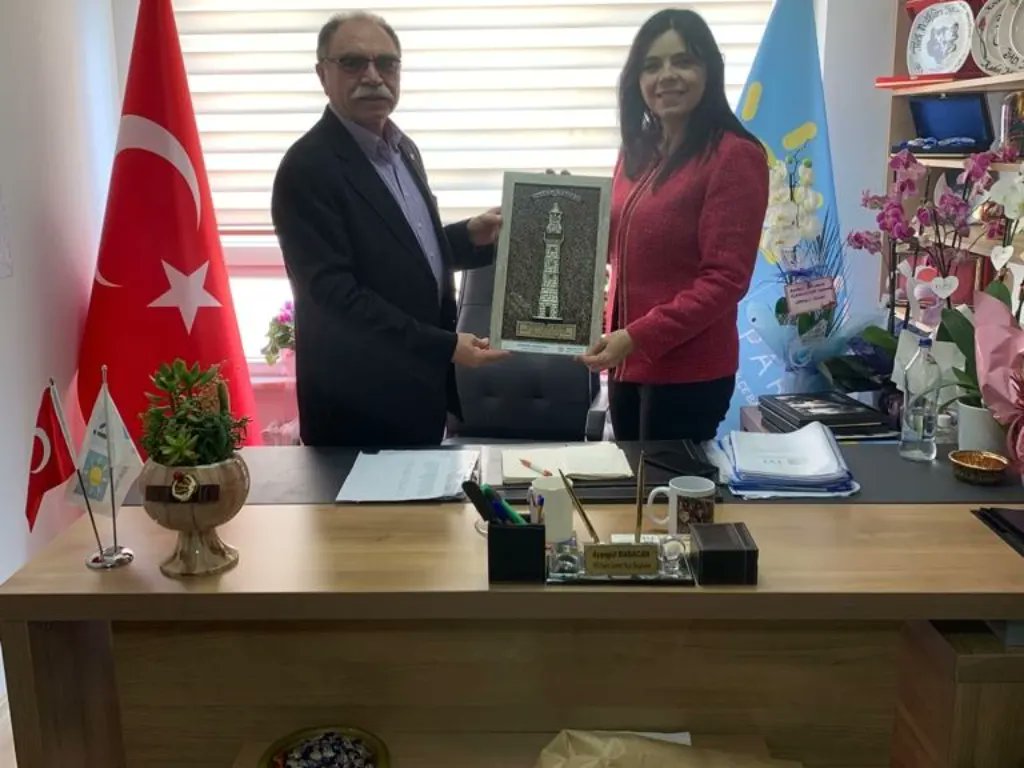 Kocaeli Yozgatlılar Derneği YOZDER Dernek başkanı Salih Ata ve Dernek üyeleri Sevgi Zararsız, Oğuzhan Yılmaz, Hüseyin Çiftçi ve Parti üyemiz Nermin Şenses hayırlı olsun ziyaretinde bulundular. 
Nazik ziyaretleri için kendilerine çok teşekkür ederiz. 

@ayşegülbabacan