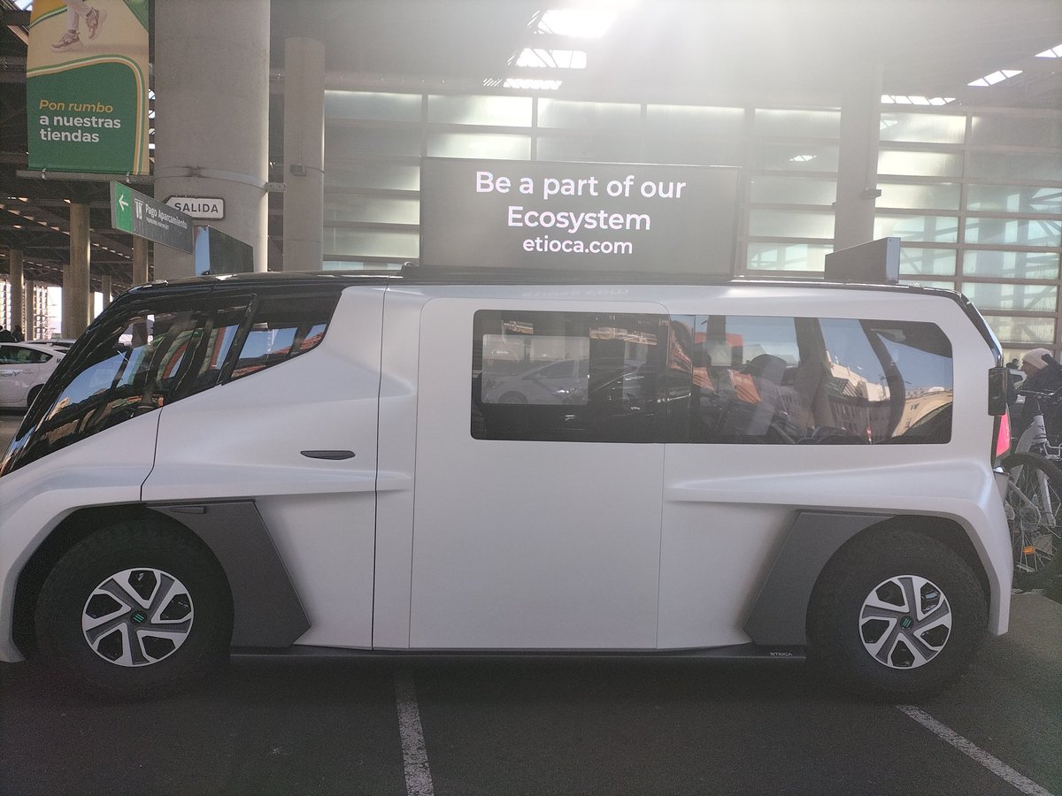 electricpuma's tweet photo. Presentación de un taxi eléctrico (etioca) en Atocha a los taxistas.Muy futurista ,muy de peli futurista. No creo que @MADRID permita su financiación por renting https://t.co/qLnL0TT63A