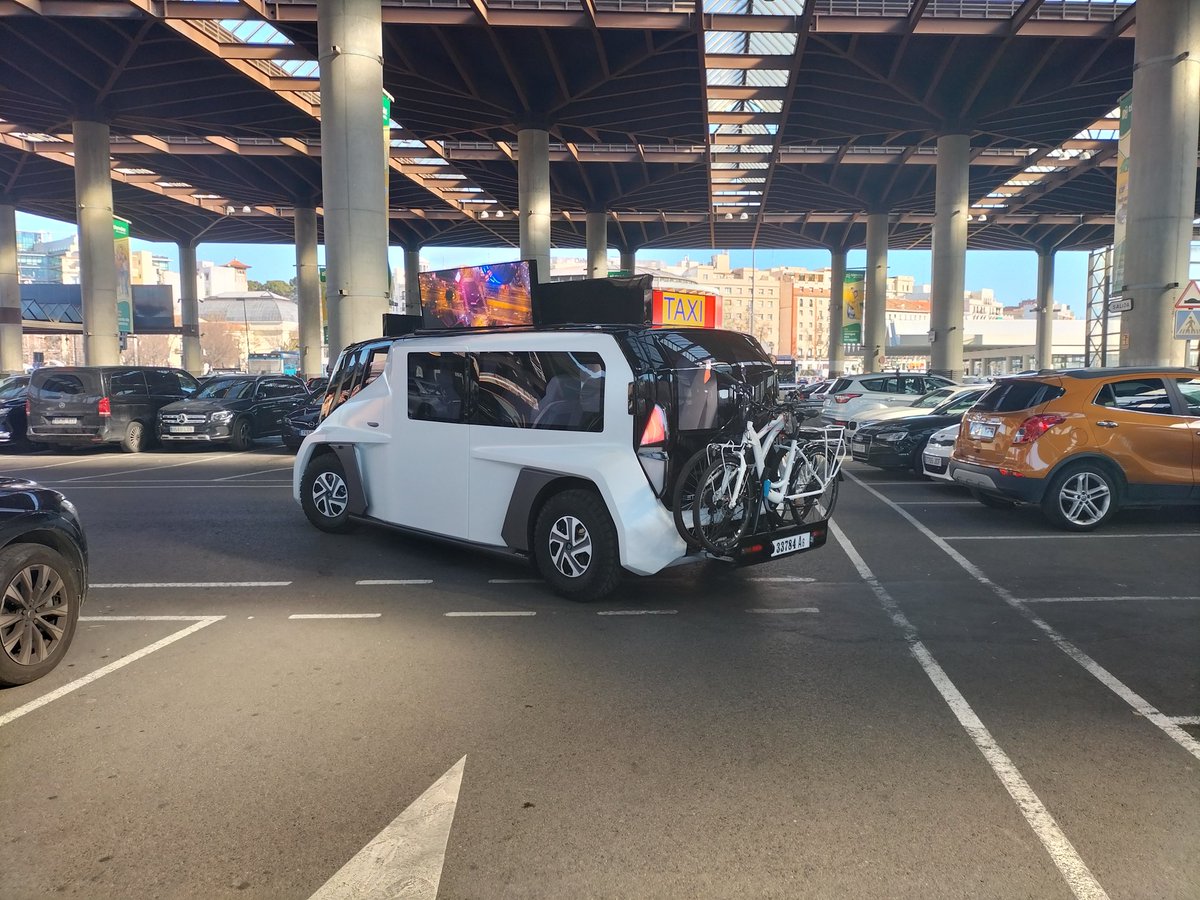 electricpuma's tweet photo. Presentación de un taxi eléctrico (etioca) en Atocha a los taxistas.Muy futurista ,muy de peli futurista. No creo que @MADRID permita su financiación por renting https://t.co/qLnL0TT63A