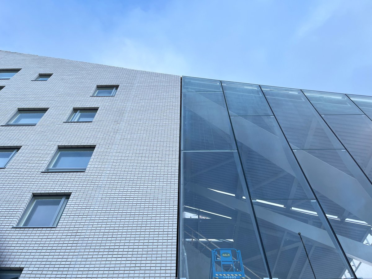 #Arkkitehtuurinjamuotoilunpäivä'nä silmäys rakenteilla olevan Tampereen Stadionin uljaaseen tiiljulkisivuun. Hohtavan valkoinen tiilipinta tuo keveyttä suurikokoiseen rakennukseen. Upea!
.<a href="/JKMMArchitects/">JKMM Architects</a> 
#tiili #tiililaatta #koria #superwhiteretro