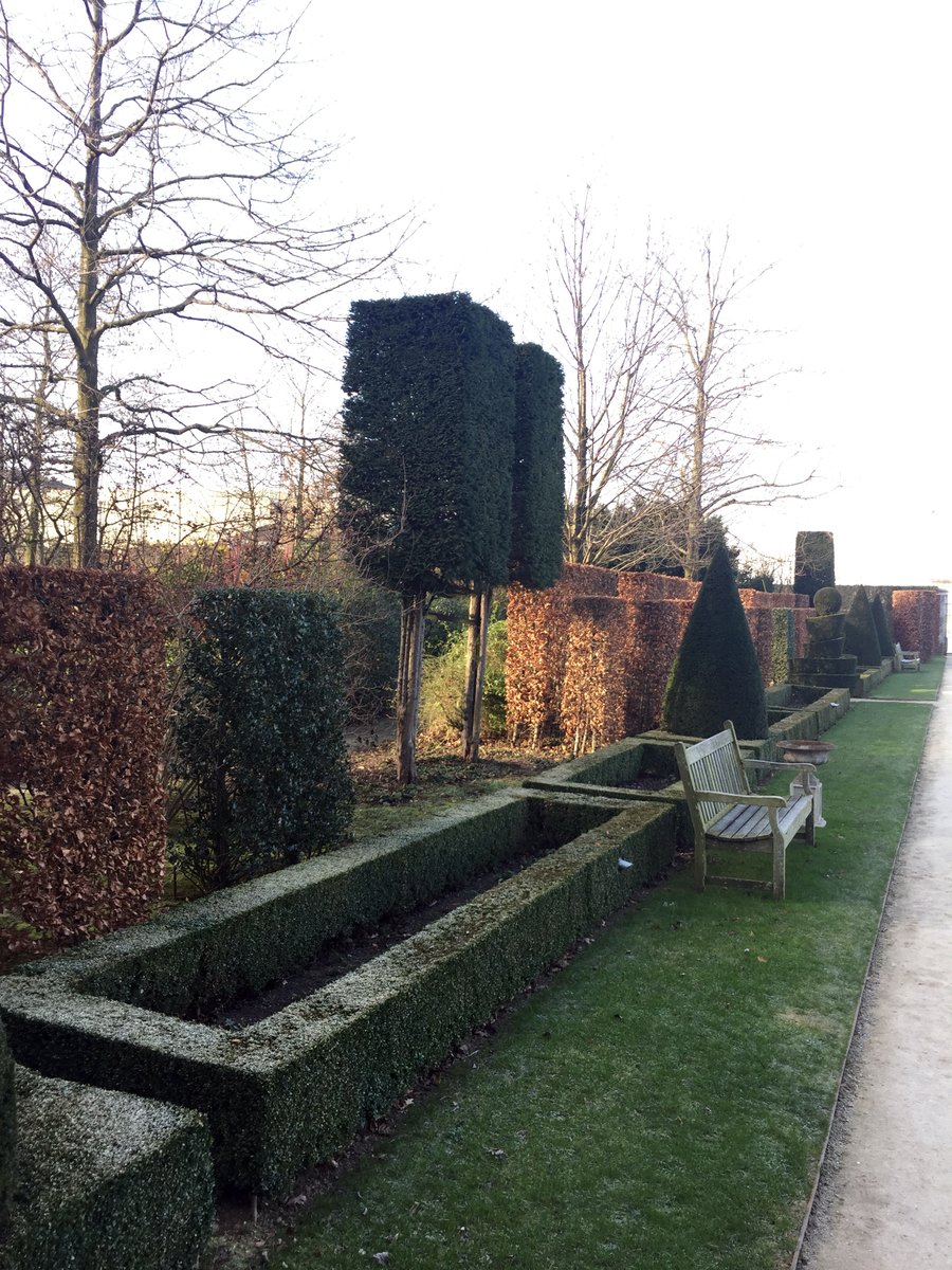 Met een laag haagje kun je leuke ontwerpelementen aan je tuin toevoegen. Zoals hier bijvoorbeeld een omlijsting van een plantvak.  Tips > directplant.nl/tuintips/lage-…

Winterfoto bij Villa Augustus in Dordrecht. #haag #aanplanten