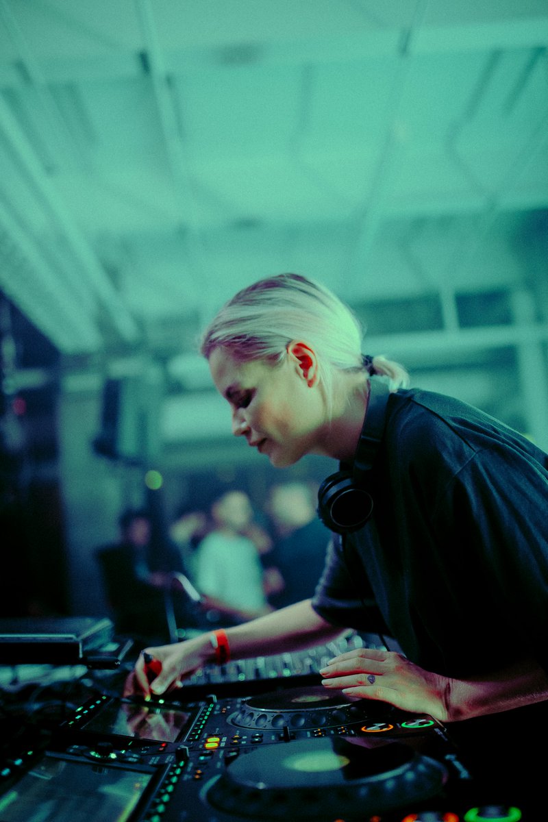 .<a href="/IdaEngberg/">Ida Engberg</a>'s new release 'Tribute To Orange Clouds' is providing the #FridayVibes we need! 🧡☁️

Check it out ➡️ lnk.to/MOOD085