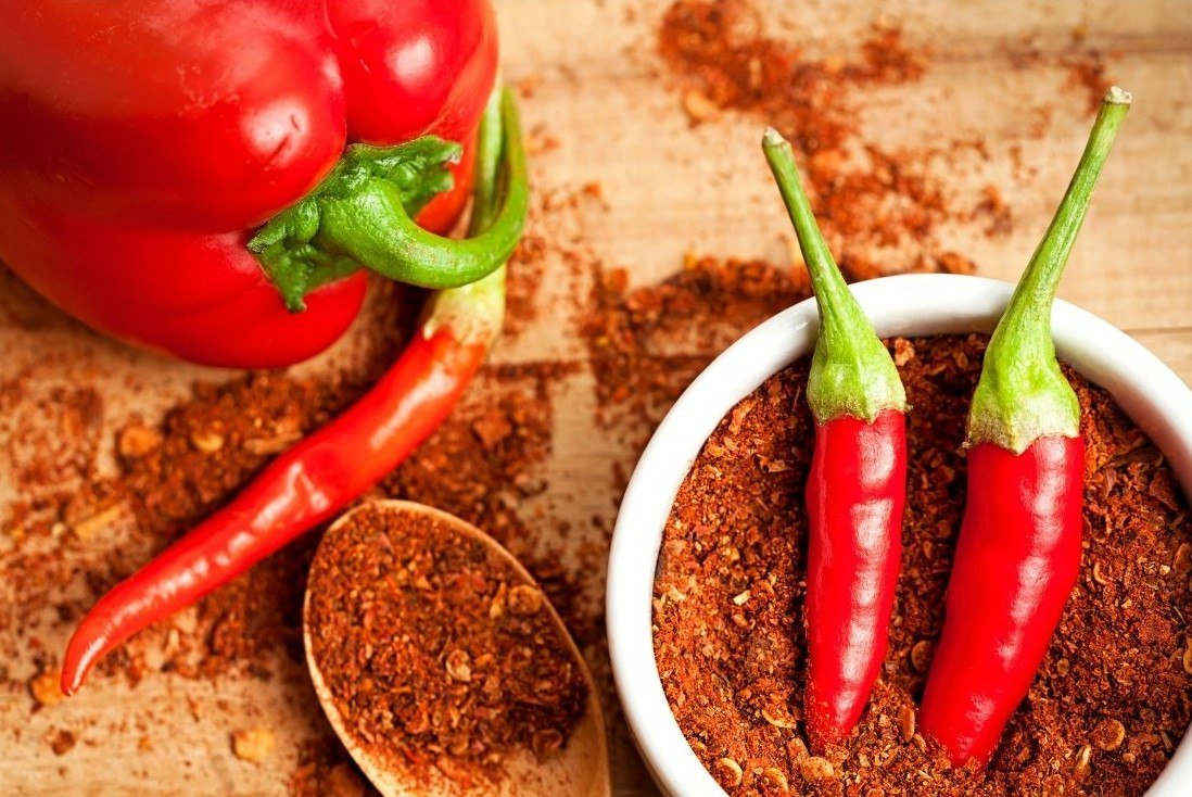 Cayenne weist entzündungshemmende Eigenschaften auf – weshalb der Pfeffer auch für die Behandlung von Schmerzen eingesetzt wird.

So ist das Gewürz z.B. bei Wunden, Schlangenbissen, Rheuma, Hexenschuss und Beschwerden im unteren Rückenbereich oftmals Bestandteil einer Therapie.