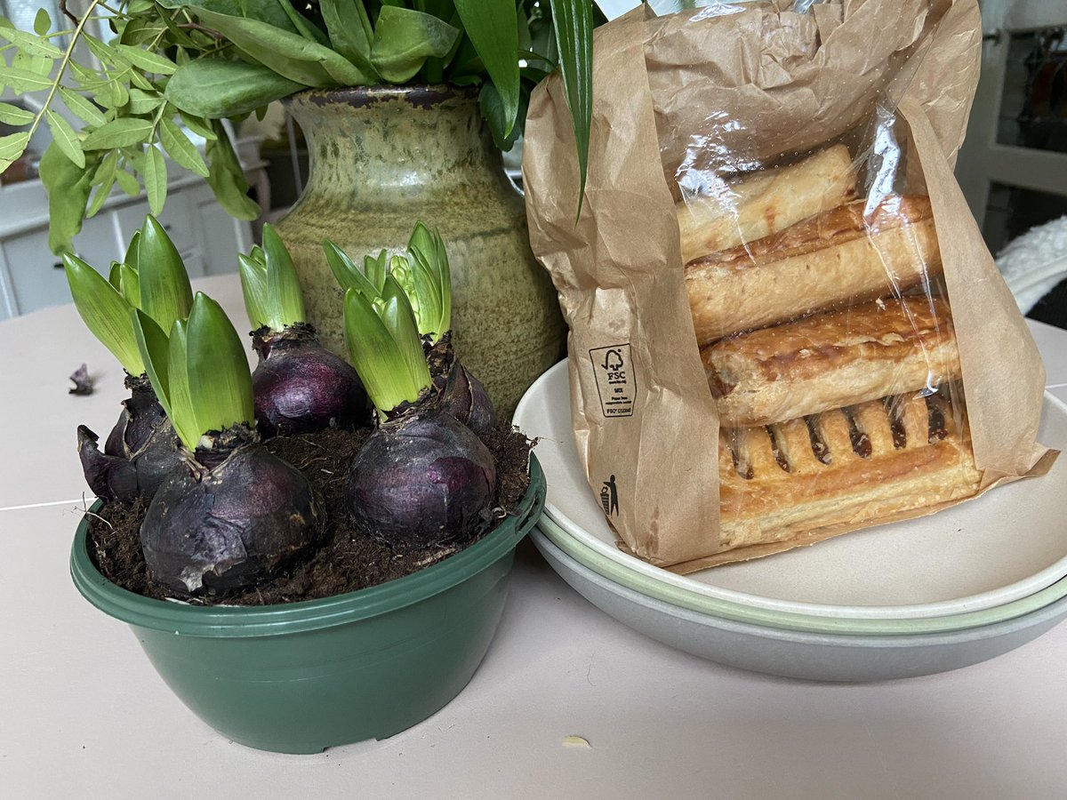 Straks mag ik bij <a href="/ilsaatje_/">Ilsa🧀🖊🎶👩🏽‍🦯🏳️‍🌈</a> op bezoek in haar huisje!!! 🍀🎉🥳💐 Zo zo zo blij voor haar. 😃😃Zulke mooie stappen gemaakt. Zo stoer en vol in haar leven. Zo zo zo zo f.cking trots op haar! #alsofmijnkindopkamersgaat ❤️❤️