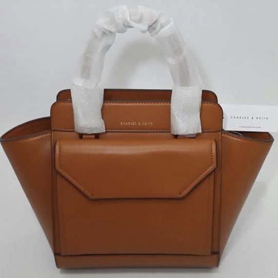 Cindereallyyy's tweet image. Sorry OOT. 
Tapi ini gemes juga hihi mirip tone nya loewe 🥹. 
Yang penasaran boleh DM ya (under 1jt)🤫! #prelovedcharlesandkeith  #preloved