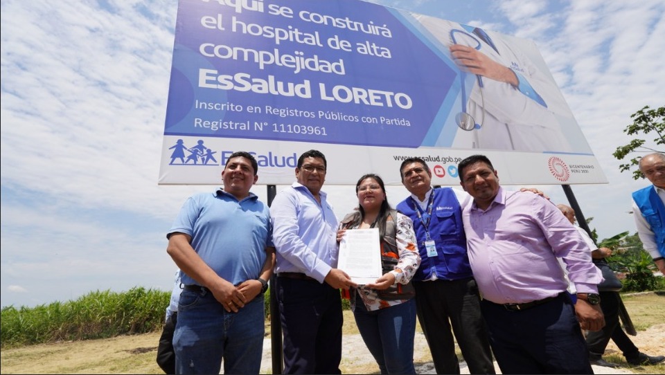 carrevil's tweet photo. Involucrado con responsabilidad penal en la irregular compra de gasolina en MPM trabaja en Logistica de ESSALUD Loreto. Seguirán posando tan felices? Sobretodo el Presidente Ejecutivo de Essalud además del Jefe de Essalud Loreto?
#Essalud 
#quevivaelreciclaje https://t.co/jibzQzkFr3