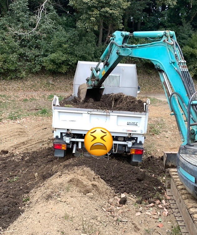 今日の1枚😭

田んぼに土を運んでいたら
畔に突っ込んでハマってしまったよ😭