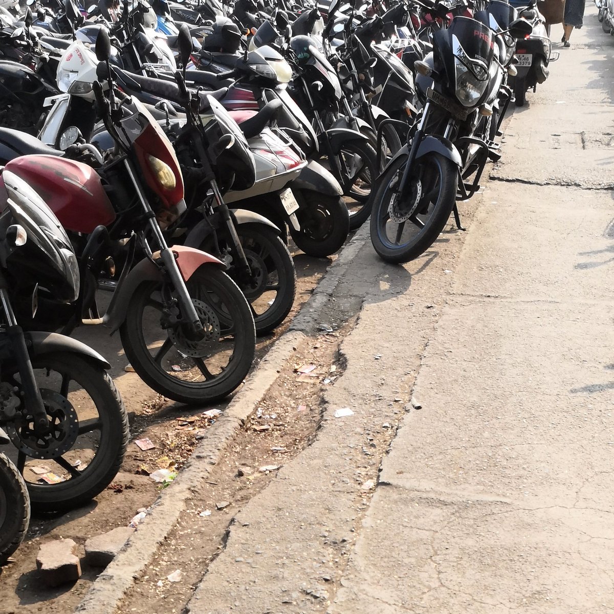 Rocky2161's tweet photo. @navimumbaicv @SakalMediaNews @DrSanMukherjee @CIDCO_Ltd No space for vehicle to move outside khandeshwar station

When will this be solved@CIDCO_Ltd https://t.co/3uWg5yVHyn