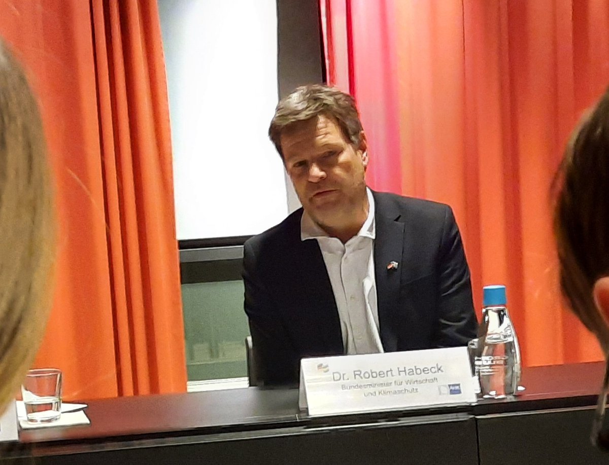 Vizekanzler #Habeck zu #Leopard1 Panzern für die Ukraine: "Panzer kommen aus der #Industrie, wir informieren, wenn Genehmigung vorliegt. @BMWK