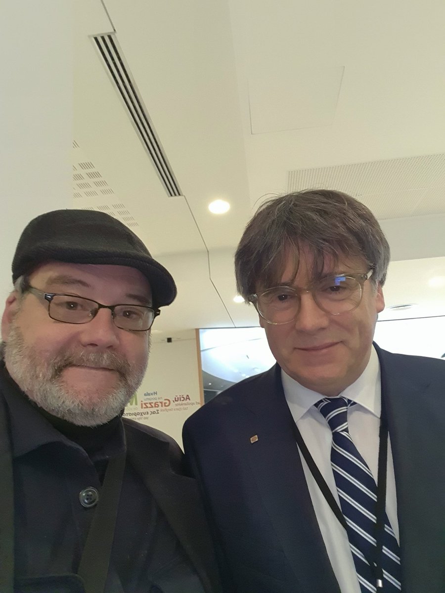 Jaumestragues's tweet photo. Un gran honor saludar al nostre MHP @KRLS
#persistent #resistent https://t.co/NbNghe2lW3
