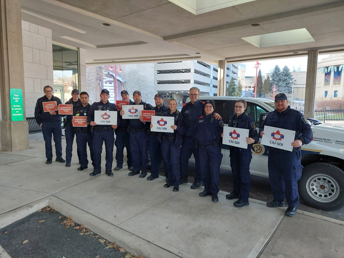 CLocal16's tweet photo. @psac_afpc @ciu_sdi

We stand together!

Fair contract Now! https://t.co/PLiFAPENR9
