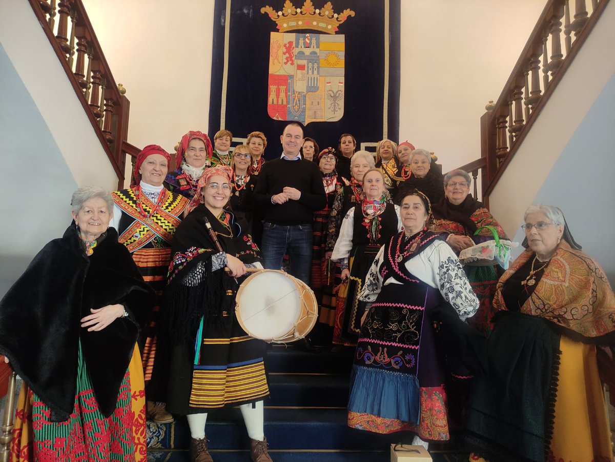 El presidente de la Diputación recibe a las águedas de San Lorenzo y agradece la labor que realizan estas asociaciones “cuidando nuestras tradiciones”
<a href="/dipuzamora/">Diputación de Zamora</a> <a href="/RequejoPaco/">Francisco José Requejo</a> 
zamoranews.com/articulo/zamor…