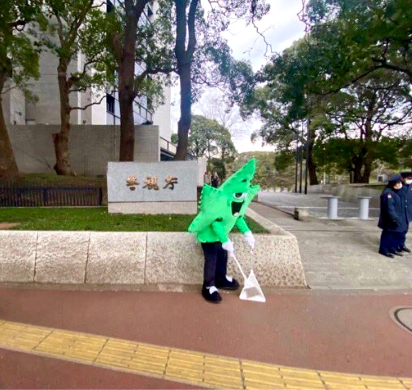 thankyouweed's tweet photo. 本日、着ぐるみで清掃させて頂いたところ、厚労省の職員さんはお声かけして下さったり、写真を撮って下さったりと好感を持ててた感じでした。✨

途中警備員さんに理解はしてもらえつつ、止められまして

向かいの道で清掃や解禁活動してました。🧹

最後に警視庁にもご挨拶してきました🙇‍♂️👮‍♂️ https://t.co/ubVeJ5WPSg