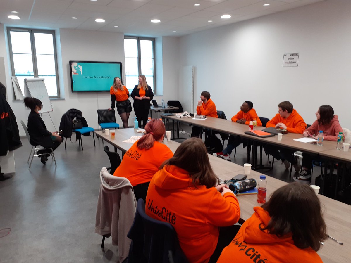 ucgrandest's tweet photo. Hier après-midi, certaines volontaires en #ServiceCivique de Saint-Dizier sont allés animer un atelier sur les addictions aux volontaires de Bar-Le-Duc !😁
#UnisCite #UnServiceCiviquePourTous https://t.co/AgjWZnBGVq
