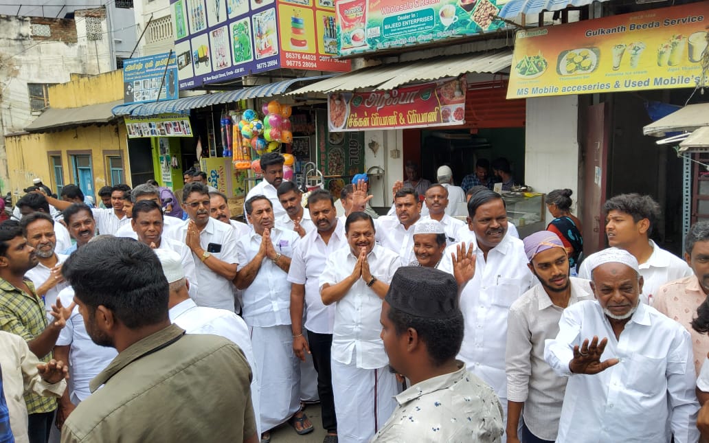 Ramachandranmla's tweet photo. ஈரோடு கிழக்கு சட்டமன்ற தொகுதி மதச்சார்பற்ற முற்போக்கு கூட்டணி காங்கிரஸ் வேட்பாளர் திரு.EVKS இளங்கோவன் அவர்களை ஆதரித்து ஈரோடு மாநகரம் கோட்டை பகுதி 36வது வார்டு மஸ்ஜித் பகுதியில் மதுரை தெ. மாவட்ட செயலாளர் @g_thalapathimla, தர்மபுரி கி.மாவட்ட செயலாளர் @PThadangam அவர்கள்
(1/2) https://t.co/xyDcieF4Rz