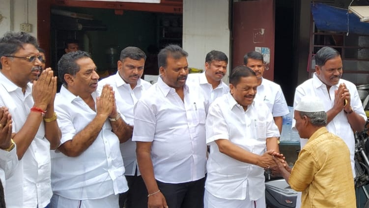 Ramachandranmla's tweet photo. ஈரோடு கிழக்கு சட்டமன்ற தொகுதி மதச்சார்பற்ற முற்போக்கு கூட்டணி காங்கிரஸ் வேட்பாளர் திரு.EVKS இளங்கோவன் அவர்களை ஆதரித்து ஈரோடு மாநகரம் கோட்டை பகுதி 36வது வார்டு மஸ்ஜித் பகுதியில் மதுரை தெ. மாவட்ட செயலாளர் @g_thalapathimla, தர்மபுரி கி.மாவட்ட செயலாளர் @PThadangam அவர்கள்
(1/2) https://t.co/xyDcieF4Rz