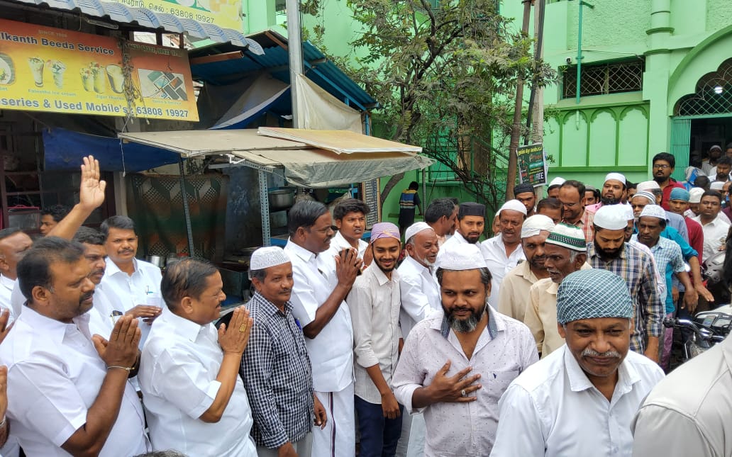 Ramachandranmla's tweet photo. ஈரோடு கிழக்கு சட்டமன்ற தொகுதி மதச்சார்பற்ற முற்போக்கு கூட்டணி காங்கிரஸ் வேட்பாளர் திரு.EVKS இளங்கோவன் அவர்களை ஆதரித்து ஈரோடு மாநகரம் கோட்டை பகுதி 36வது வார்டு மஸ்ஜித் பகுதியில் மதுரை தெ. மாவட்ட செயலாளர் @g_thalapathimla, தர்மபுரி கி.மாவட்ட செயலாளர் @PThadangam அவர்கள்
(1/2) https://t.co/xyDcieF4Rz