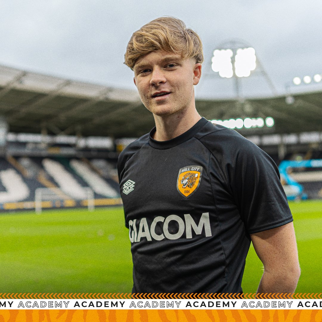 HullCityAcademy's tweet photo. 📸 Great to have you at the club, Harry!

➡️ https://t.co/ROBIZFE12z

🐯 #hcafc #hcafcU21 https://t.co/DuaAsVYfxY