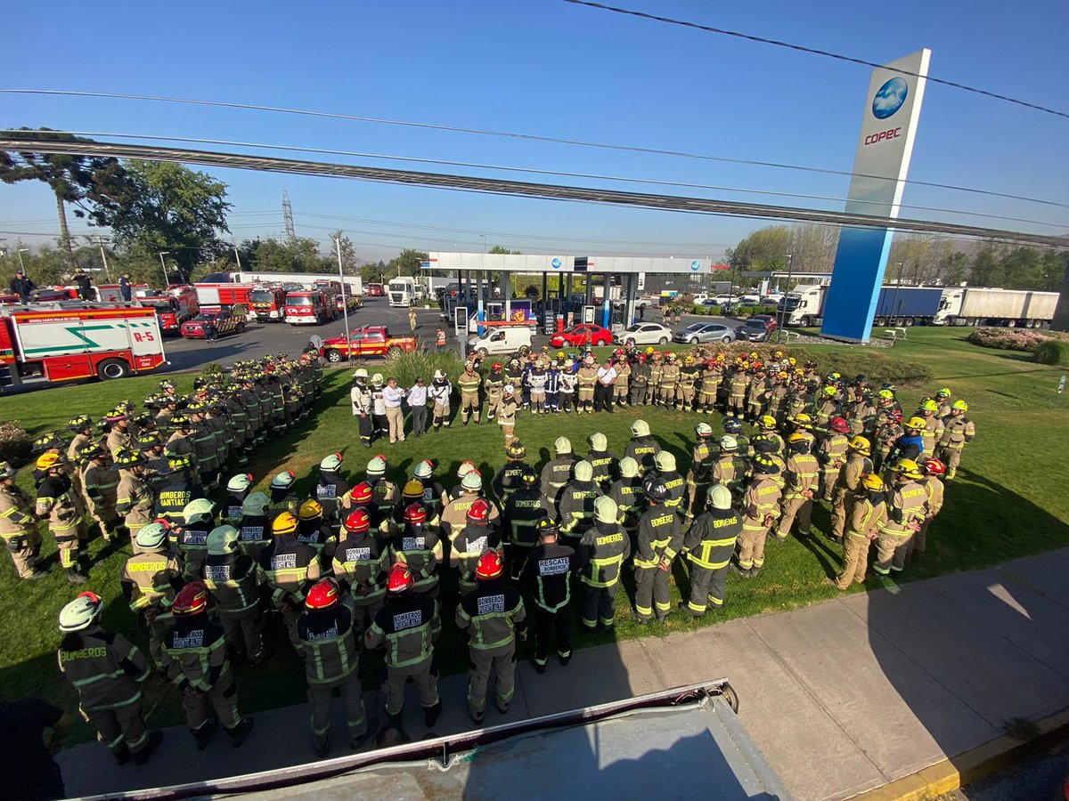 BomberosdeChile's tweet photo. 𝗥𝗘𝗚𝗜𝗢́𝗡 𝗠𝗘𝗧𝗥𝗢𝗣𝗢𝗟𝗜𝗧𝗔𝗡𝗔 | Bomberos de la RM se agrupan para dirigirse en caravana al sur para apoyar en el combate de los #IncendiosForestales. https://t.co/TmcJ1w6YhS