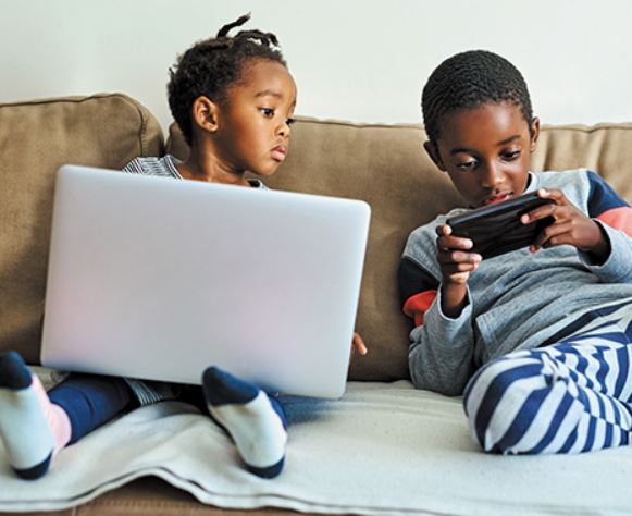 CChikombingo's tweet photo. Yr child is never too young fr a screentime plan. 
Fr children 2-5, limit non-educational screen time to abt 1hr per weekday and 3hrs on the weekend days.
Fr ages 6 &amp; older, encourage healthy habits &amp; limit activities tht include screens.Turn off all screens during family meals https://t.co/h2aGhoIFgJ