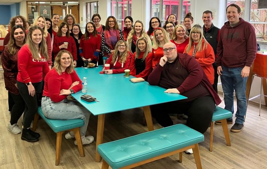 Criw y Cynllun Sabothol @ysgolygymraeg @cynllunsabothol yn gwisgo coch heddiw, yn codi arian dros @Velindre #WearRed